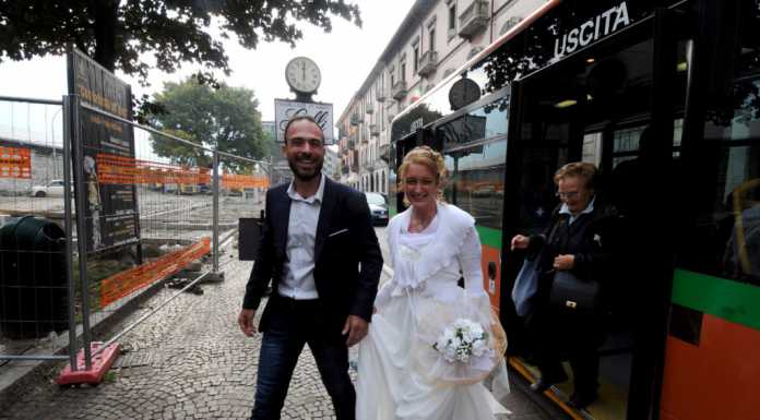 Per il fatidico sì gli sposi arrivano su un pullman di linea: l’8 Germanedo – Rancio