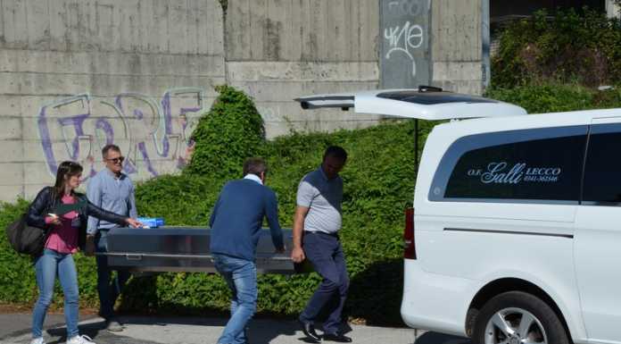 Dormiva su una panchina al Lavello il 40enne senegalese trovato morto sui binari