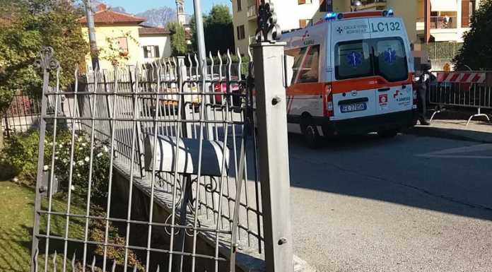 Oggiono. Auto finisce contro un cancello, ferite due anziane