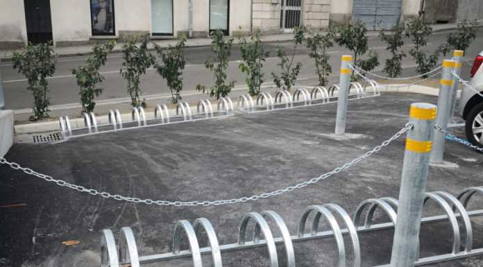 Parcheggio di via Parini, installate le rastrelliere per le biciclette