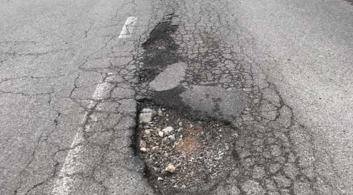 Buche pericolose sulle strade nel rione di Rancio. La segnalazione di un lettore