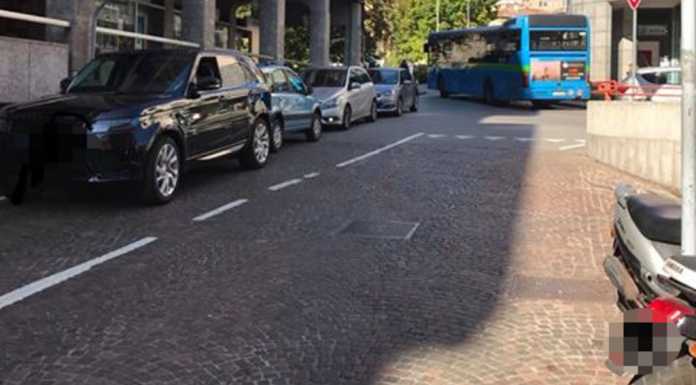 Lettera. Soste selvagge in via Volta: “Situazione insostenibile”