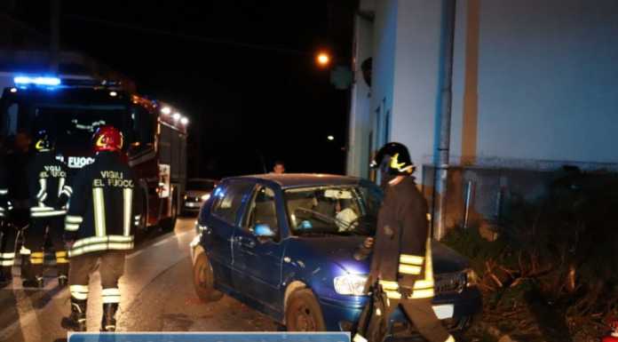 Incidente a Torre de Busi: auto sbanda e finisce contro il muro