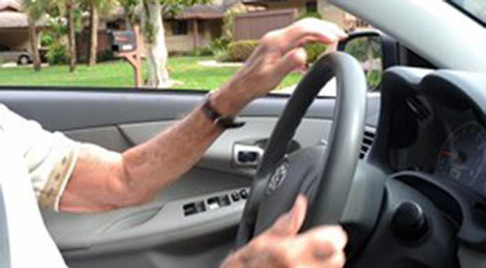 Raggirato e derubato da malviventi in auto, vittima un anziano