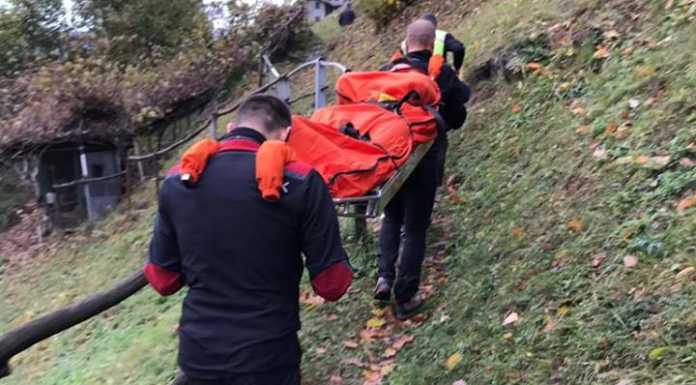 Scivola e si fa male a una caviglia, soccorsa una donna