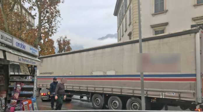 Camion si “incastra” in piazza Manzoni, interviene la Locale