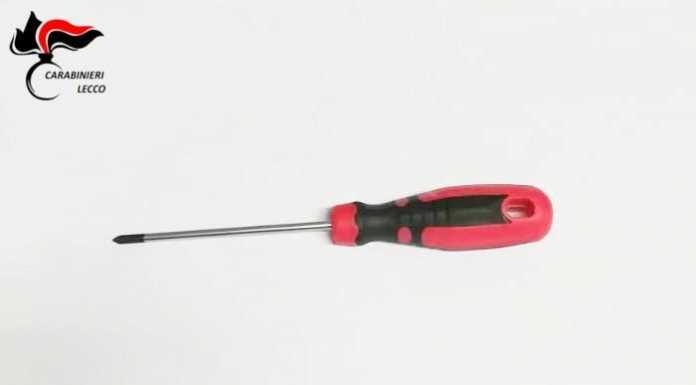 Bucava le gomme delle auto, denunciato un 62enne di Civate