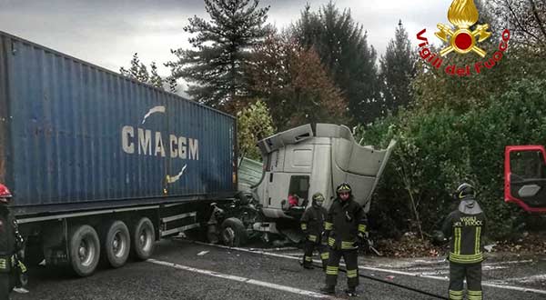 Camion si schianta in super a Briosco, traffico bloccato verso Lecco
