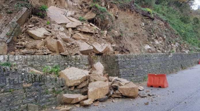 Maltempo a Calolzio. Frana sulla strada tra Rossino e Carenno