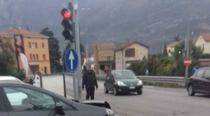 Malgrate. Semaforo girato dal vento. Pensa di avere il verde e causa un incidente