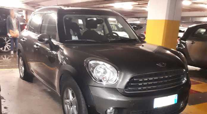 Accompagna all’ospedale la figlia malata e si ritrova l’auto con le gomme a terra