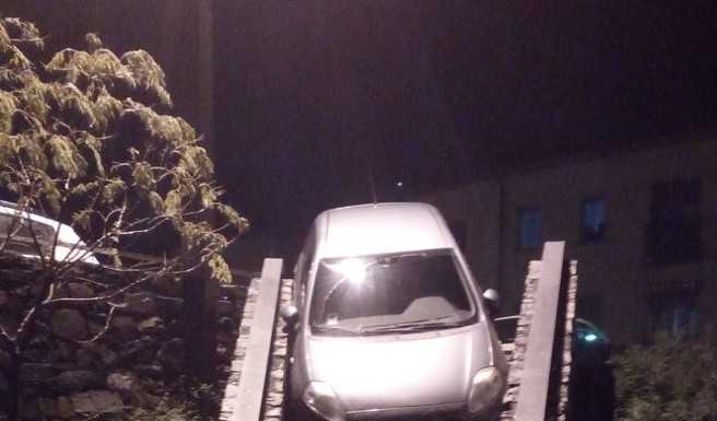 Mandello: con l’auto finisce sulla scalinata del piazzale di Molina