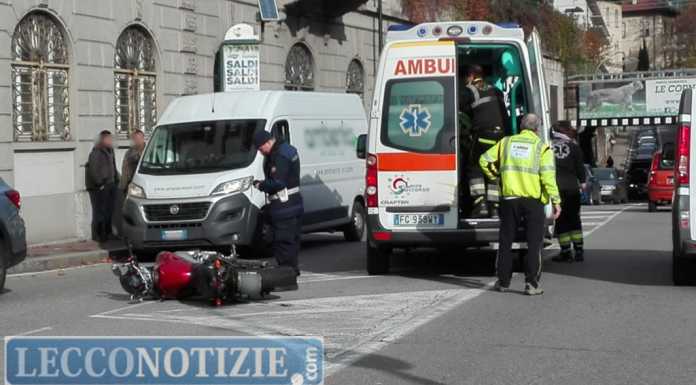 Lecco. Schianto in via Amendola: soccorso un motociclista