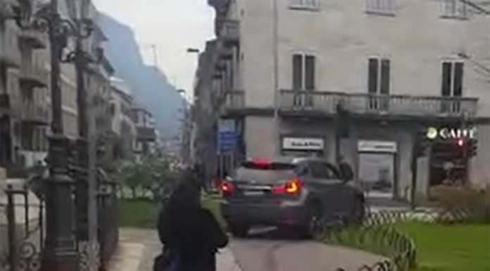 Camion bloccato, auto ‘taglia’ tra i pedoni in piazza Manzoni