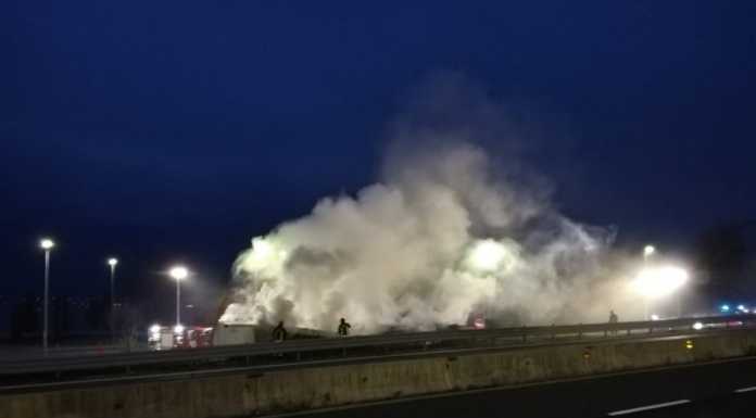 Camion in fiamme sulla SS36 a Mandello, vicino al distributore