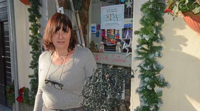 Strappano le decorazioni natalizie, ripresi dalla telecamera del negozio