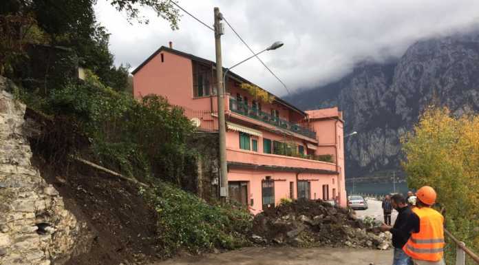 Valmadrera. Frana a Parè, sepolta un’auto e strada chiusa