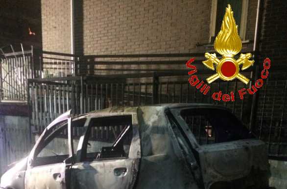 Auto in fiamme a Malgrate Porto. L’incendio spento dai pompieri