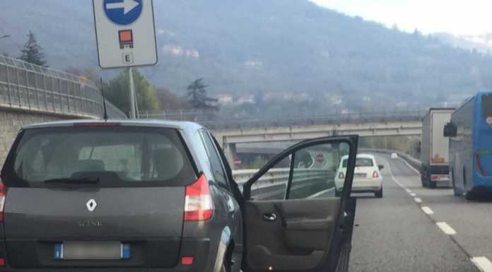 Tamponamento sulla SS36 allo svincolo di Isella. Auto in testacoda