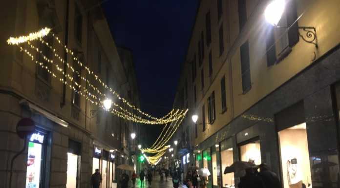 Con le luminarie si accende il Natale in centro Lecco