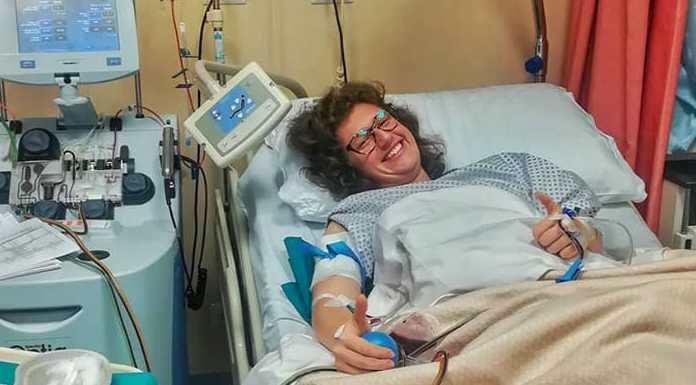 Dona il midollo al padre per combattere la malattia: “Non esiste gioia più grande”