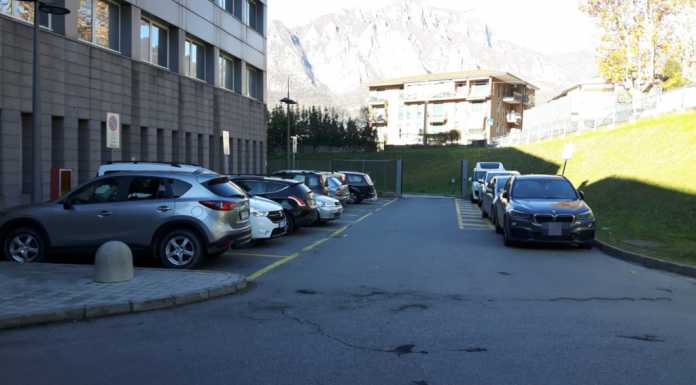 Ci risiamo. In Pronto Soccorso auto in sosta al posto delle ambulanze