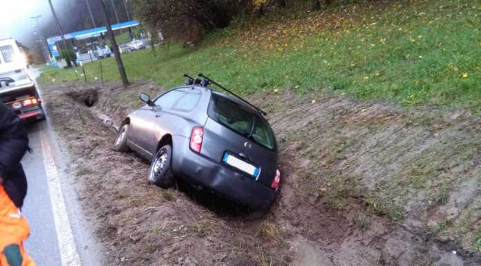 Ballabio, Piani di Balisio. Auto fuori strada finisce nel fossato