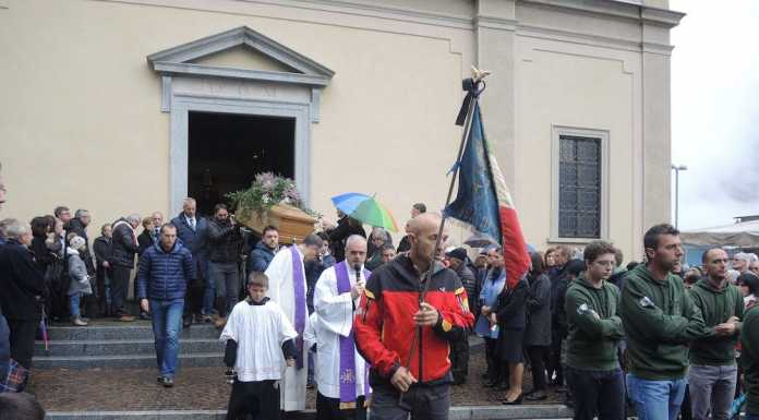 Folla a Premana per l’ultimo saluto al ‘maestro’ Giovanni Fazzini