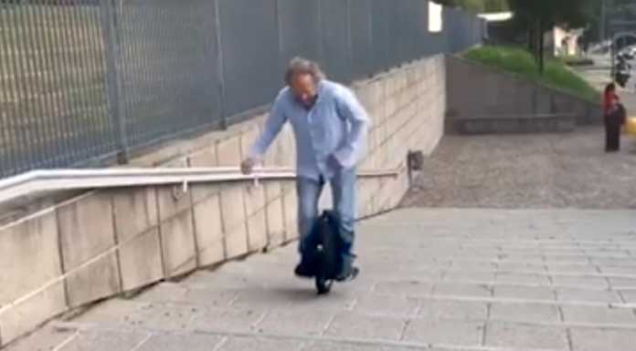 Paziente acrobata, in monopattino risale la scalinata dell’ospedale