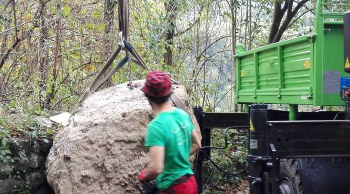 Rancio. Volontari al lavoro, rimosso il masso sulla strada del vallo