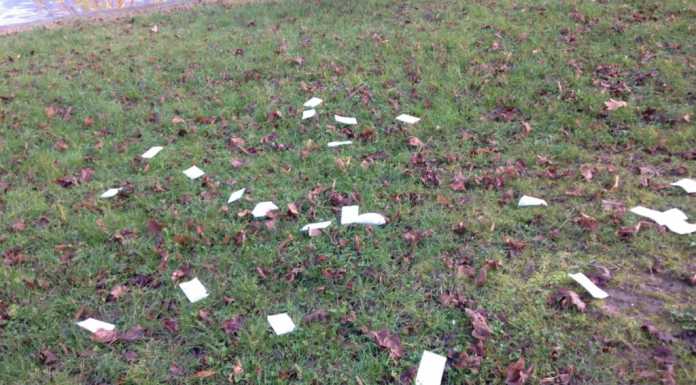 Foglietti sparsi ovunque a Pescate. Scattano le indagini della Polizia locale