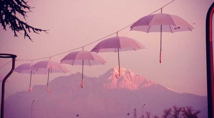 A Olginate. In occasione delle feste di Natale volano… ombrelli