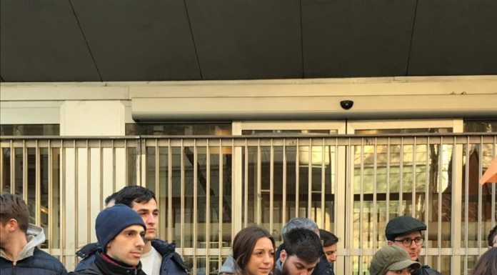 Treni e disagi, protesta dei Giovani Democratici nelle stazioni e al Pirellone