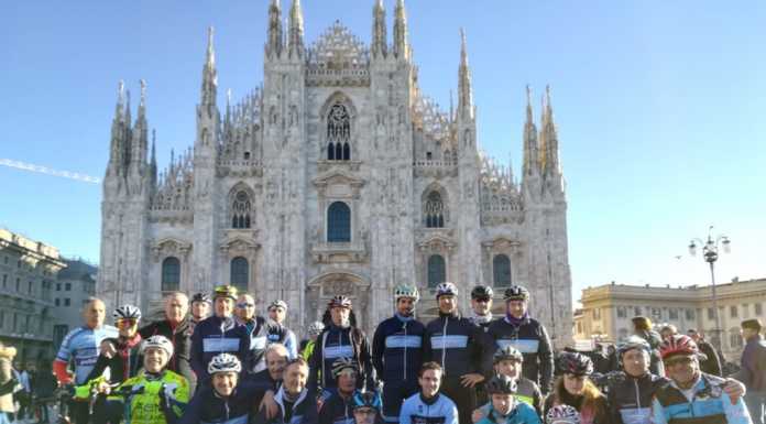 In 26 davanti al Duomo di Milano, la tradizione del Pedale Lecchese si rinnova