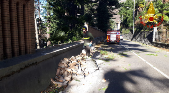 Domenica di super lavoro per i Vigili del Fuoco, oltre 50 interventi per il vento