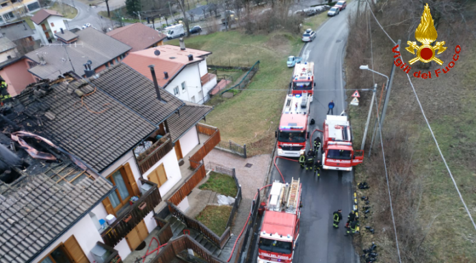 A fuoco un tetto a Casargo, l’incendio iniziato dalla canna fumaria