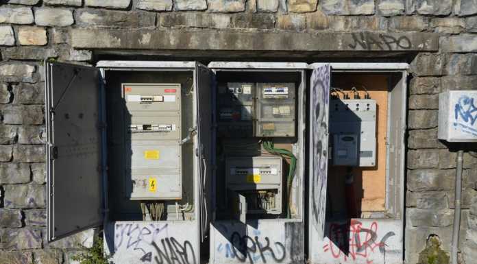 SS36. Forzati gli armadi elettrici dello svincolo di Abbadia, la denuncia di un lettore