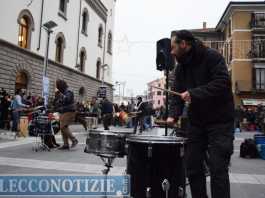 Lecco. Suonano i tamburi in piazza per festeggiare il “Rebirthday”