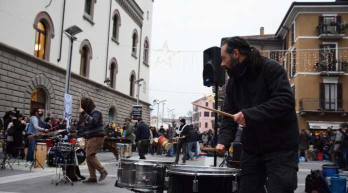 Lecco. Suonano i tamburi in piazza per festeggiare il “Rebirthday”