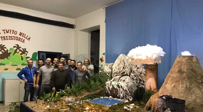 Valmadrera. Grazie ai papà dell’asilo Gavazzi ecco il presepe nella… preistoria
