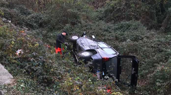 Calolziocorte. Incidente in via Erta, auto finisce fuori strada e si ribalta