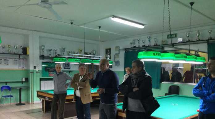 Giovani a lezione di biliardo con i maestri de “La dolce vita” di Mandello