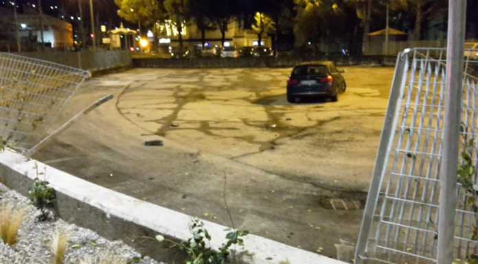 Incidente a Mandello, va dritto alla rotonda e “vola” in un piazzale