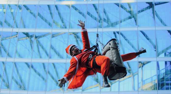 Babbo Natale “acrobata” scende dal Palazzo della Regione con le Guide Alpine