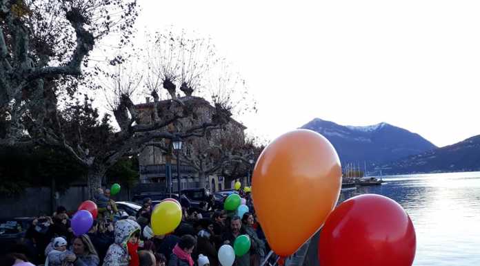 Sul lago volano i palloncini, l’iniziativa natalizia a Bellano