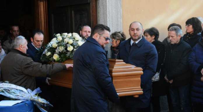 Folla a Pusiano per l’ultimo saluto a Rita Pozzi, scomparsa a 47 anni