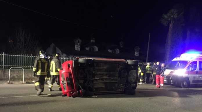 Si ribalta con l’auto: Vigilia di Natale “thrilling” in corso Bergamo a Lecco