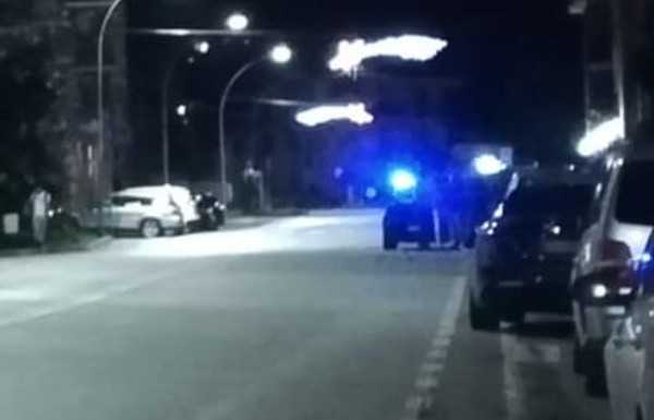 Uomo di 42 anni accoltellato sotto casa in via De Gasperi a Merate