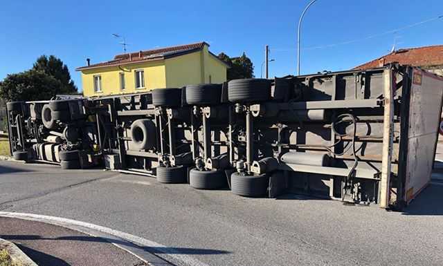 Molteno. Si sgancia il carico e il camion si ribalta in rotonda