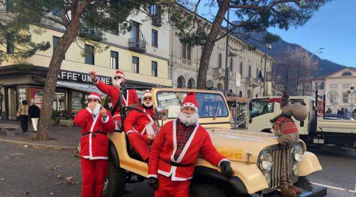 Lecco, Babbo Natale arriva in jeep e porta sorrisi in centro